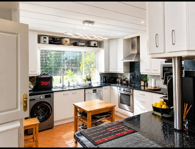 4 BEDROOM SECTIONAL TITLE TO LET IN CARIBBEAN BEACH